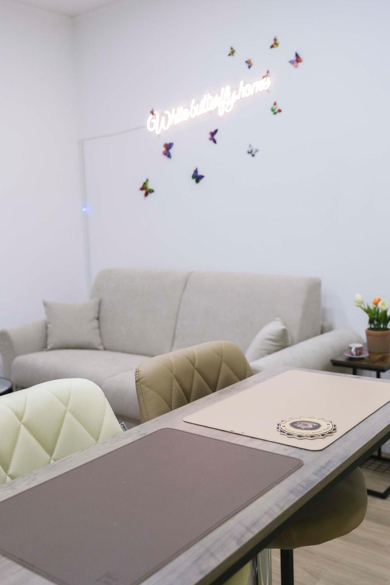 White Butterfly Apartment Neapel
